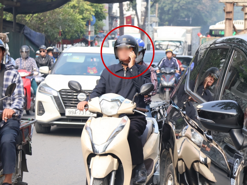 Hà Nội: Cái kết cho hành vi che dán biển số và sử dụng điện thoại khi đi xe máy