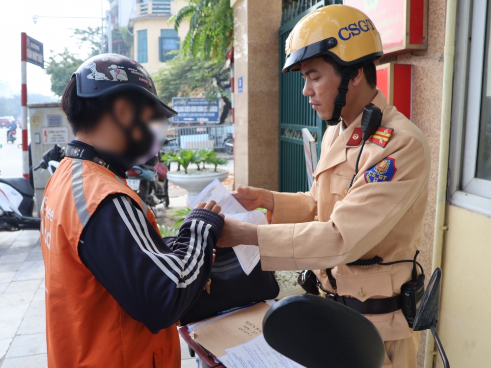 Hà Nội: Cái kết cho hành vi che dán biển số và sử dụng điện thoại khi đi xe máy