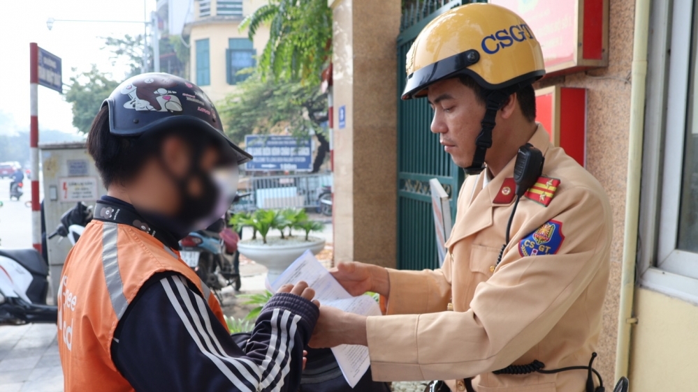 Hà Nội: Cái kết cho hành vi che dán biển số và sử dụng điện thoại khi đi xe máy