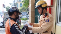 Hà Nội: Cái kết cho hành vi che dán biển số và sử dụng điện thoại khi đi xe máy