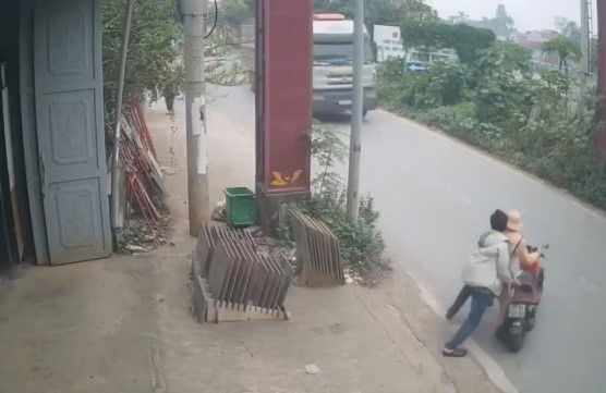 Đối tượng đẩy cảnh sát giao thông vào đầu xe tải bị điều tra hành vi giết người Đối tượng đẩy cảnh sát giao thông vào đầu xe tải bị điều tra hành vi giết người