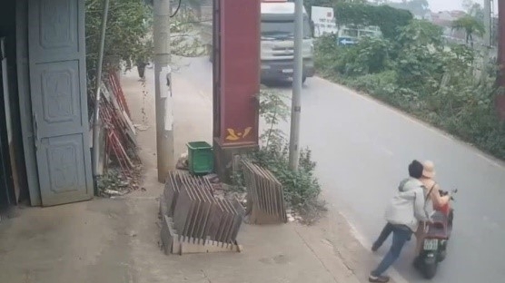 Đối tượng đẩy cảnh sát giao thông vào đầu xe tải bị điều tra hành vi giết người