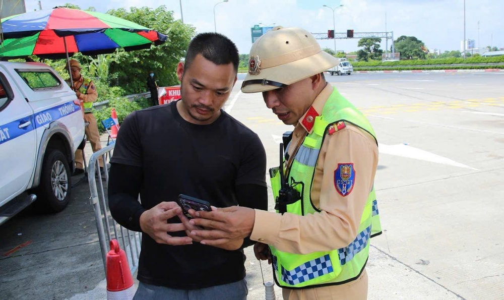 Người dân có thể không cần mang giấy tờ xe khi tham gia giao thông Người dân có thể không cần mang giấy tờ xe khi tham gia giao thông