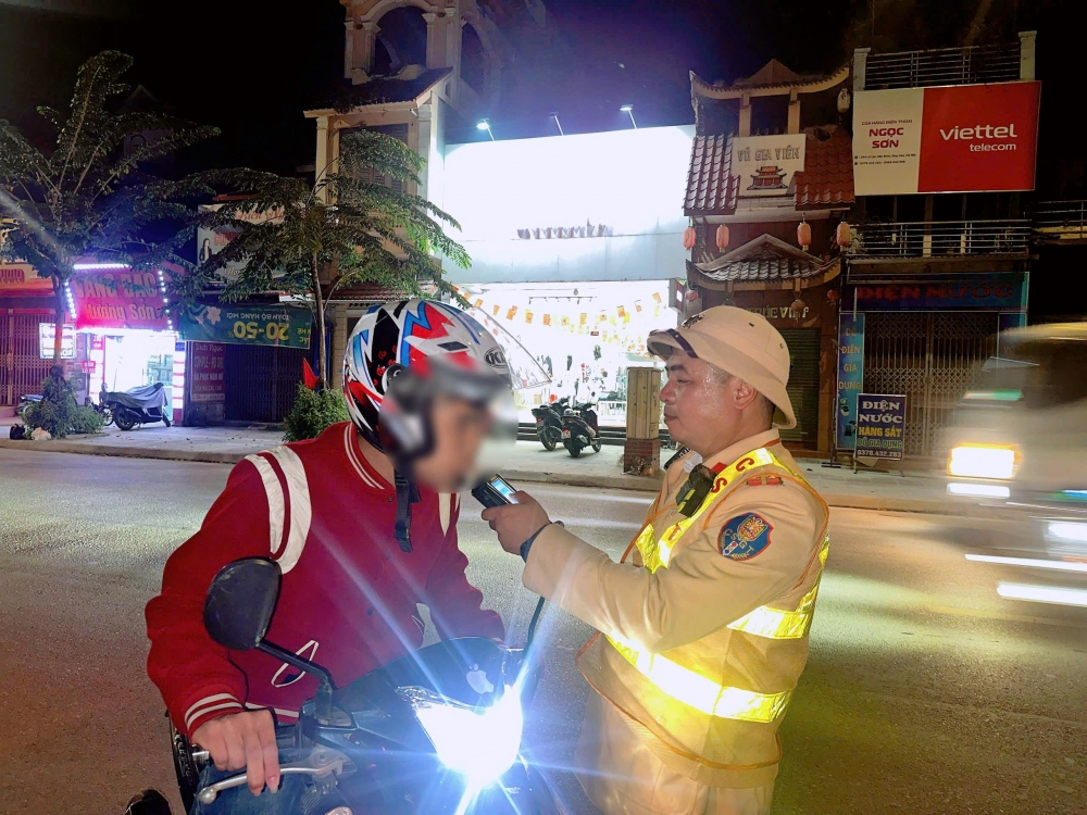 Cảnh sát phát hiện 8 “nữ nhi” lái xe khi có “men” trong người ngày cuối tuần Cảnh sát phát hiện 8 “nữ nhi” lái xe khi có “men” trong người ngày cuối tuần