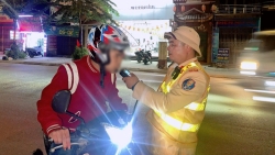 canh sat phat hien 8 nu nhi lai xe khi co men trong nguoi ngay cuoi tuan