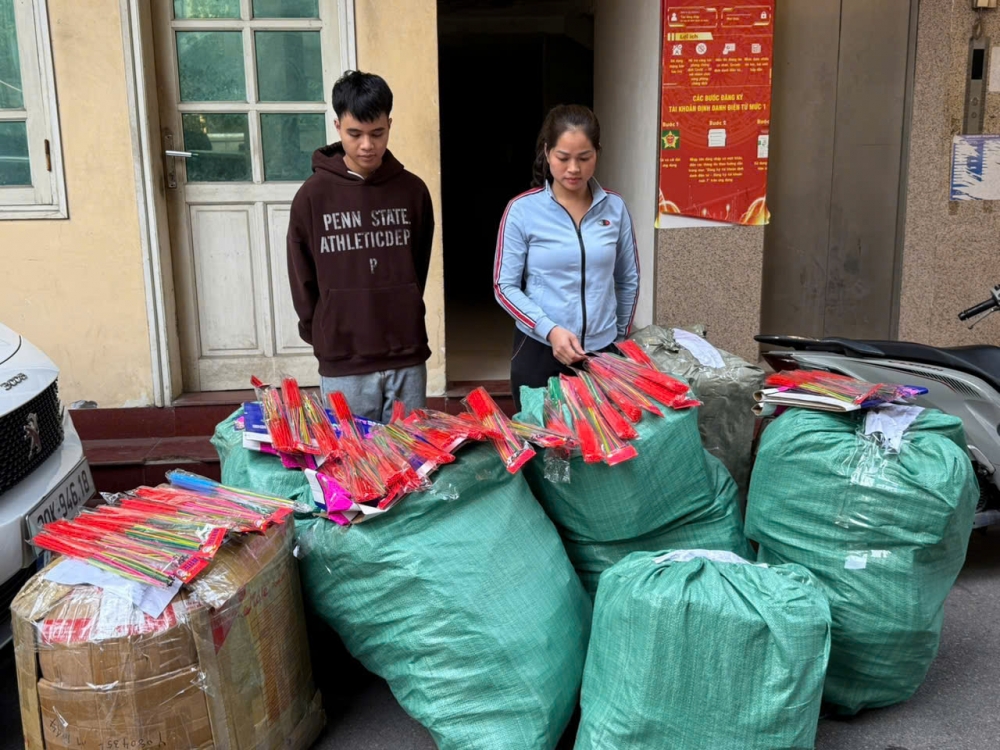 Công an Hà Nội bắt giữ 3 vụ sản xuất, vận chuyển, buôn bán pháo nổ khi Tết sắp đến Công an Hà Nội bắt giữ 3 vụ sản xuất, vận chuyển, buôn bán pháo nổ khi Tết sắp đến