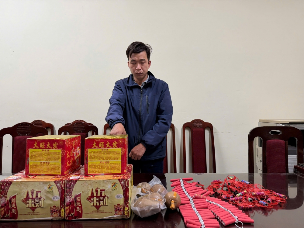 Công an Hà Nội bắt giữ 3 vụ sản xuất, vận chuyển, buôn bán pháo nổ khi Tết sắp đến Công an Hà Nội bắt giữ 3 vụ sản xuất, vận chuyển, buôn bán pháo nổ khi Tết sắp đến