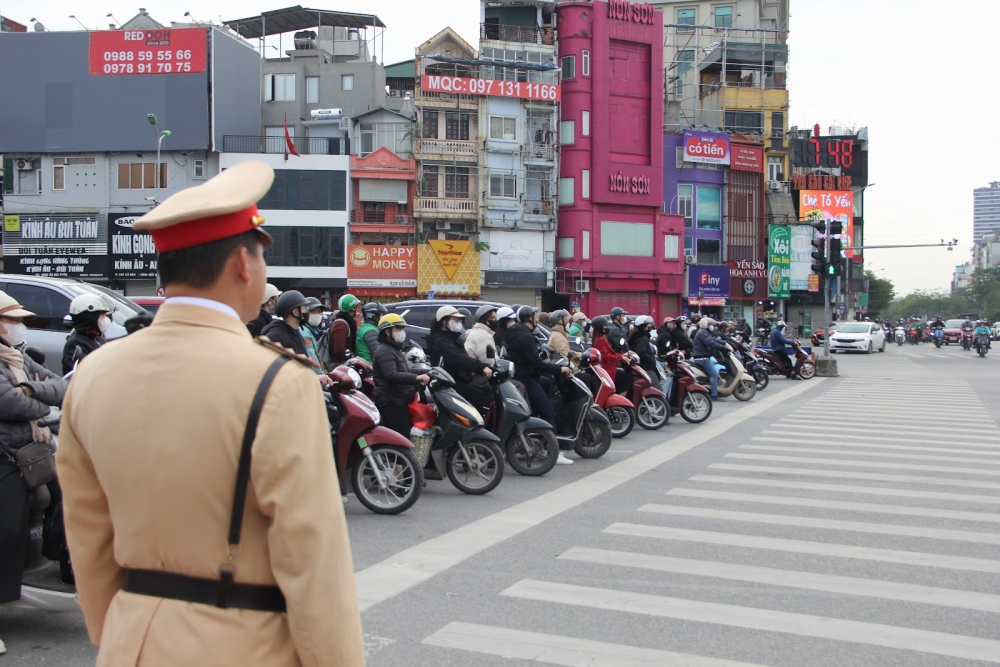 Hà Nội vận hành camera AI: Tài xế dừng đúng vạch, vượt đèn đỏ giảm rõ rệt Hà Nội vận hành camera AI: Tài xế dừng đúng vạch, vượt đèn đỏ giảm rõ rệt