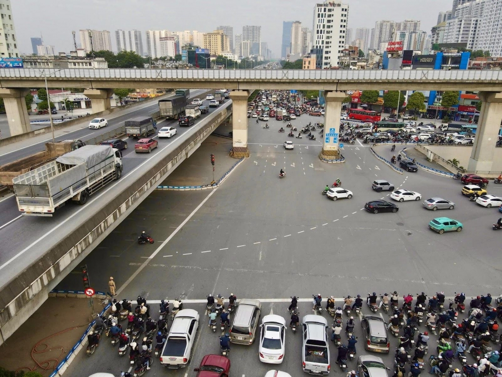 Hà Nội vận hành camera AI: Tài xế dừng đúng vạch, vượt đèn đỏ giảm rõ rệt Hà Nội vận hành camera AI: Tài xế dừng đúng vạch, vượt đèn đỏ giảm rõ rệt