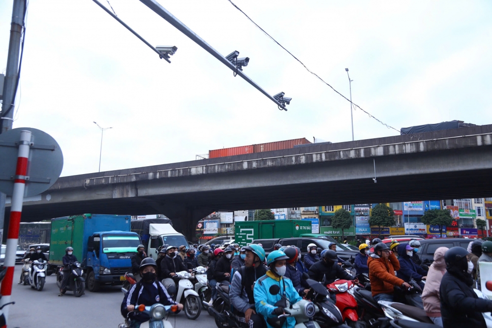 Hà Nội vận hành camera AI: Tài xế dừng đúng vạch, vượt đèn đỏ giảm rõ rệt Hà Nội vận hành camera AI: Tài xế dừng đúng vạch, vượt đèn đỏ giảm rõ rệt