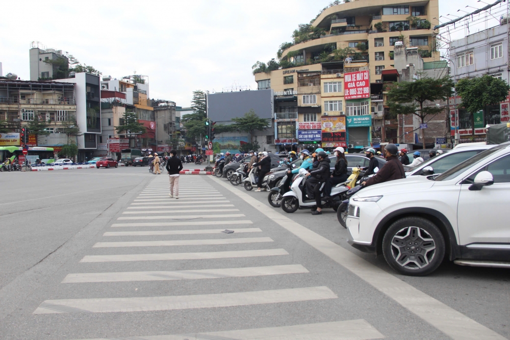 Hà Nội vận hành hơn 1.800 camera AI: Tài xế dừng đúng vạch, vượt đèn đỏ giảm rõ rệt Hà Nội vận hành hơn 1.800 camera AI: Tài xế dừng đúng vạch, vượt đèn đỏ giảm rõ rệt