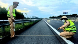 cuc canh sat giao thong chi ra loat bat cap tren cao toc da nang quang ngai