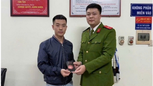 Công an phường ở Hà Nội “nhặt được của rơi, trả người đánh mất”