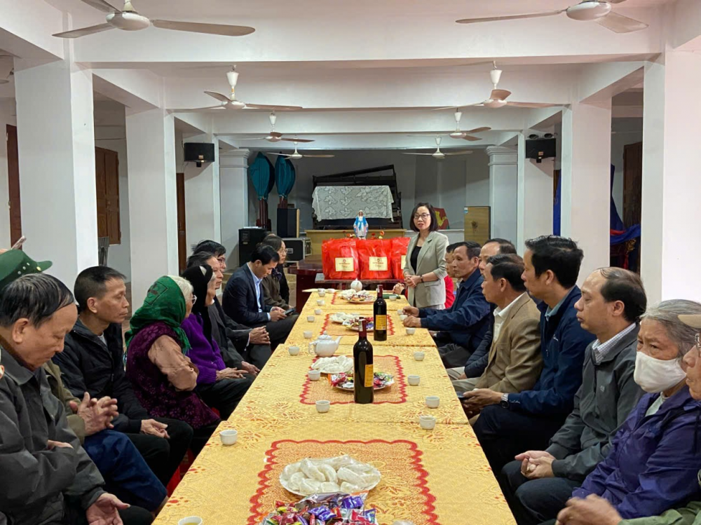 Lãnh đạo xã Đan Phượng thăm, tặng quà hộ gia đình công giáo có hoàn cảnh khó khăn