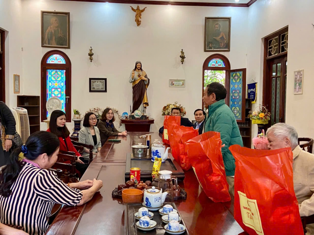 Lãnh đạo xã Đan Phượng thăm, tặng quà hộ gia đình công giáo có hoàn cảnh khó khăn