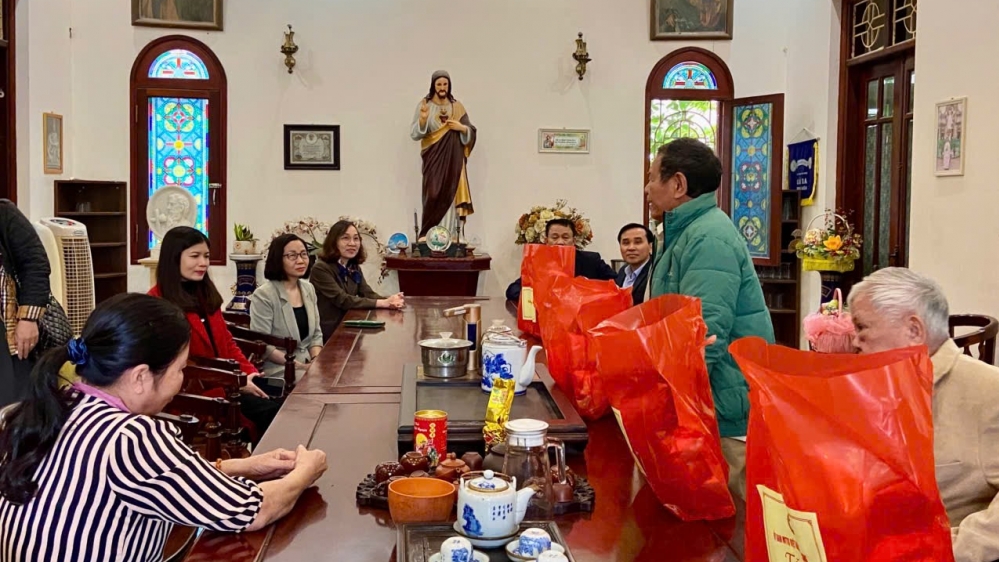 Lãnh đạo xã Đan Phượng thăm, tặng quà hộ gia đình công giáo có hoàn cảnh khó khăn