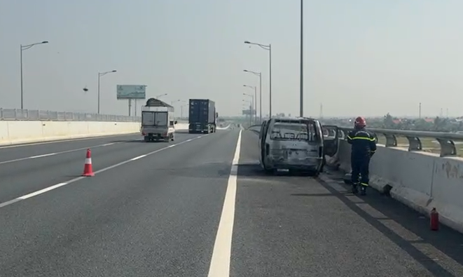 Ô tô bốc cháy dữ dội khi đang chạy trên cao tốc Hà Nội - Hải Phòng Ô tô bốc cháy dữ dội khi đang chạy trên cao tốc Hà Nội - Hải Phòng