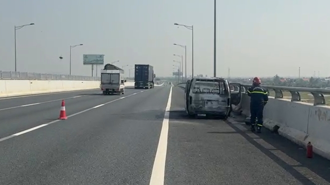 Ô tô bốc cháy dữ dội khi đang chạy trên cao tốc Hà Nội - Hải Phòng