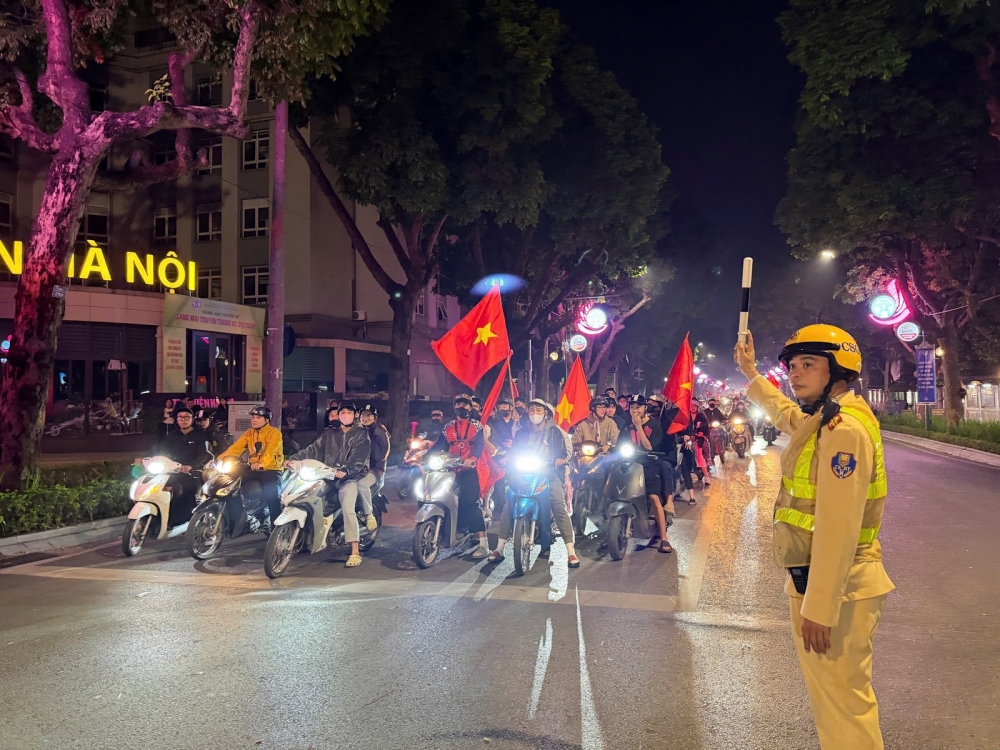 Người dân Thủ đô “đi bão” nghiêm chỉnh nhờ vị “trọng tài” bắt không trượt phát nào