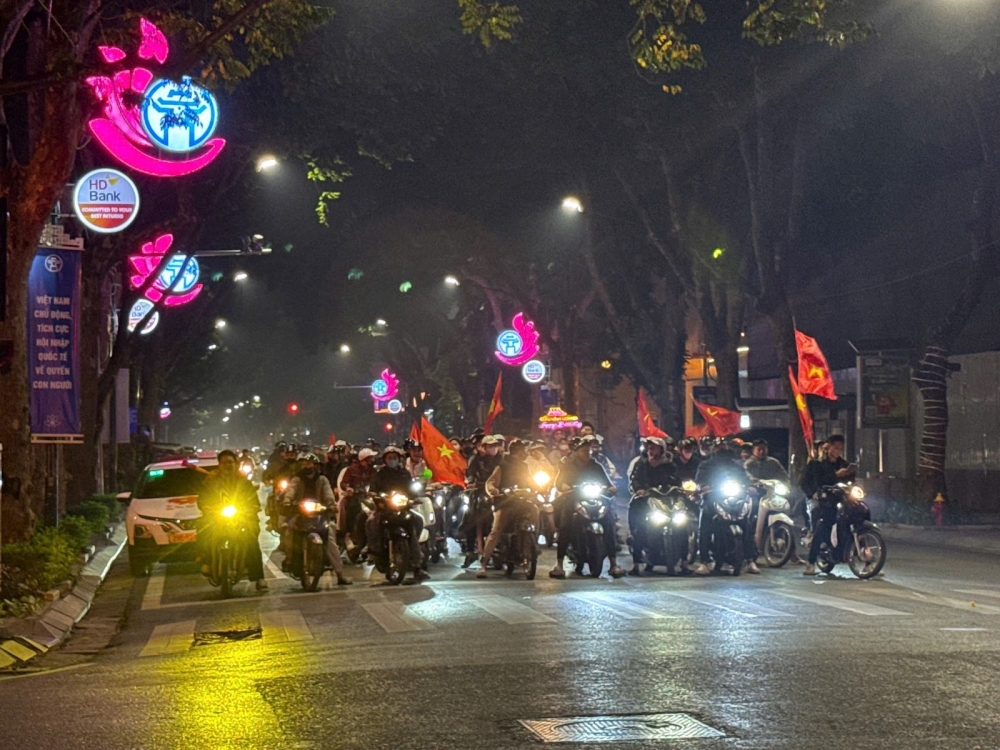 Người dân Thủ đô “đi bão” nghiêm chỉnh nhờ vị “trọng tài” bắt không trượt phát nào