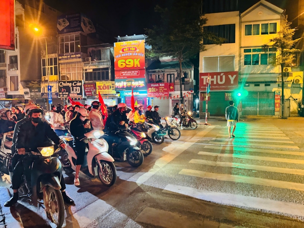 Người dân Thủ đô “đi bão” nghiêm chỉnh nhờ vị “trọng tài” bắt không trượt phát nào