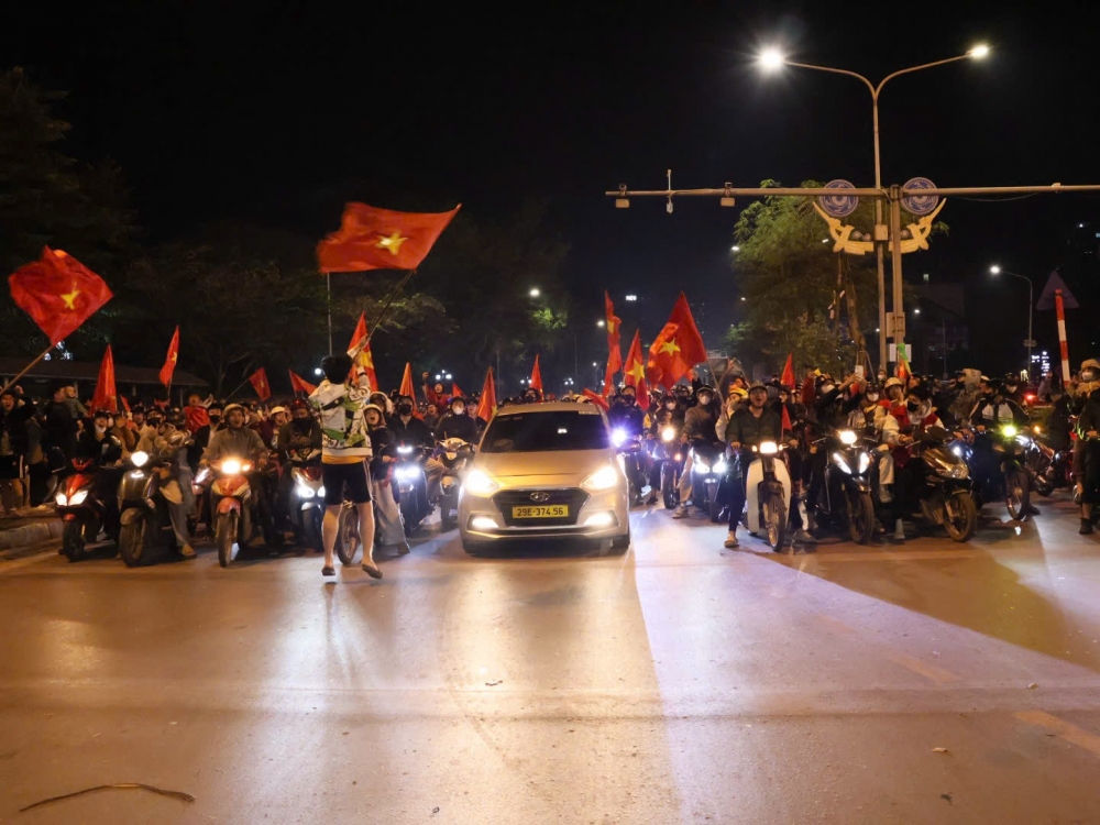 Người dân Thủ đô “đi bão” nghiêm chỉnh nhờ vị “trọng tài” bắt không trượt phát nào