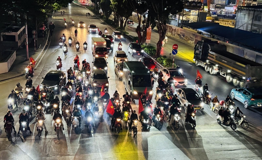 Người dân Thủ đô “đi bão” nghiêm chỉnh nhờ vị “trọng tài” bắt không trượt phát nào