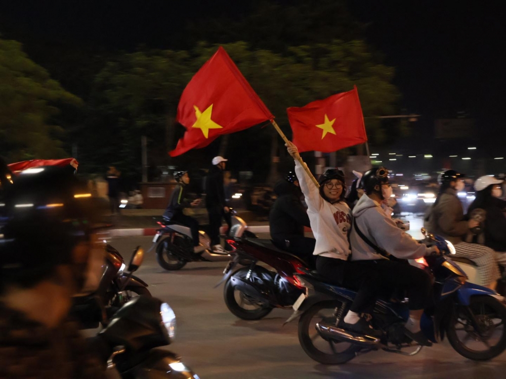 Người dân Thủ đô “đi bão” nghiêm chỉnh nhờ vị “trọng tài” bắt không trượt phát nào