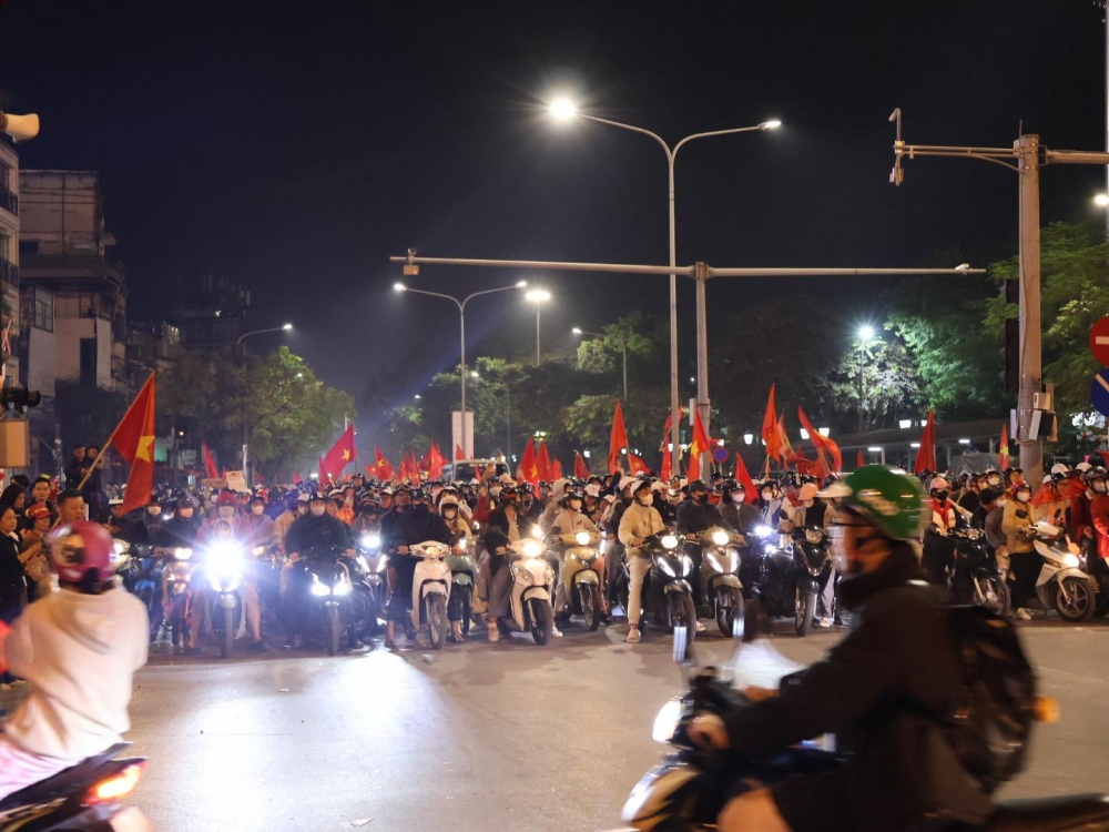 Người dân Thủ đô “đi bão” nghiêm chỉnh nhờ vị “trọng tài” bắt không trượt phát nào