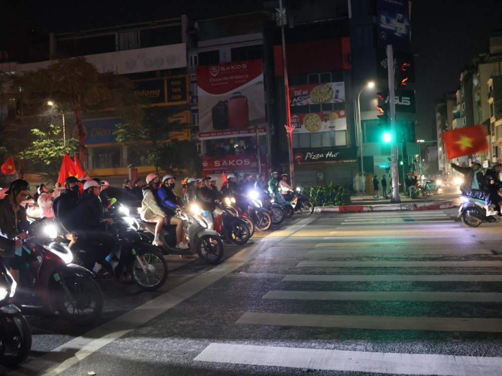 Người dân Thủ đô “đi bão” nghiêm chỉnh nhờ vị “trọng tài” bắt không trượt phát nào