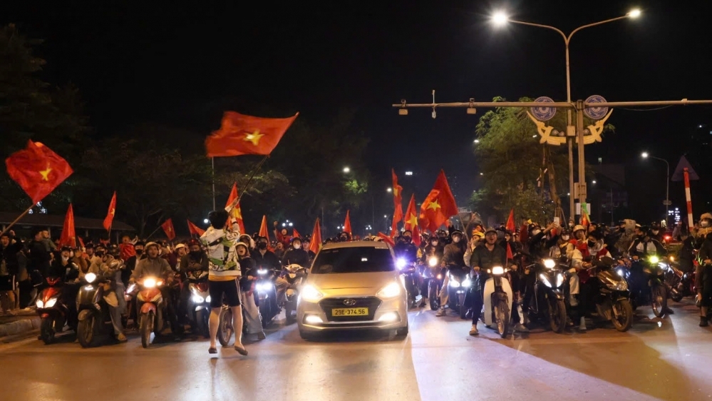 Người dân Thủ đô “đi bão” nghiêm chỉnh nhờ vị “trọng tài” bắt không trượt phát nào