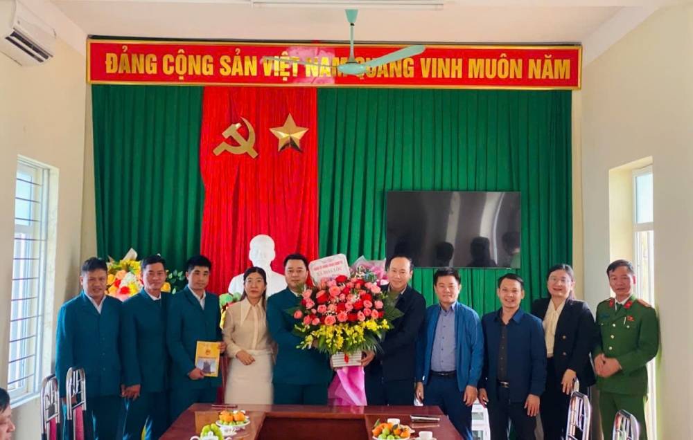 Lãnh đạo xã Hoa Lộc thăm, chúc mừng lực lượng trong quân đội dịp 22/12