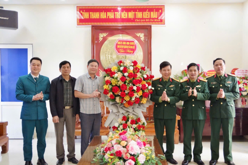 Lãnh đạo xã Hoa Lộc thăm, chúc mừng lực lượng trong quân đội dịp 22/12