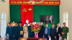 lanh dao xa hoa loc tham chuc mung luc luong trong quan doi dip 2212