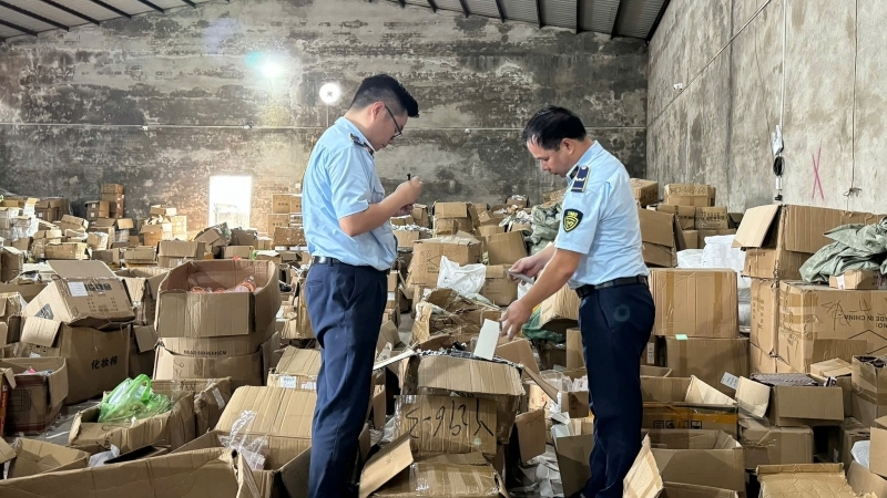 Vẫn còn số lượng lớn hàng lậu, hàng cấm “tuồn” qua đường bưu chính