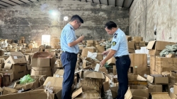 van con so luong lon hang lau hang cam tuon qua duong buu chinh