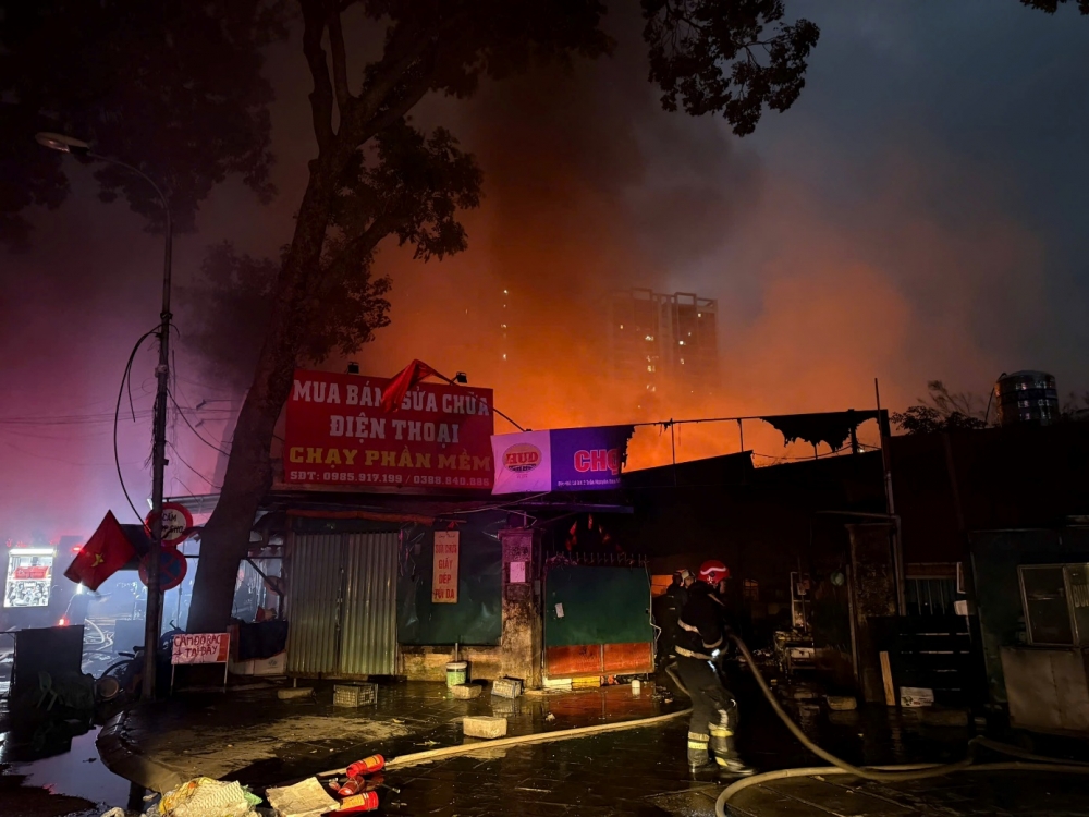 Hà Nội: Kịp thời khống chế, dập tắt vụ cháy tại Chợ Xanh lúc rạng sáng