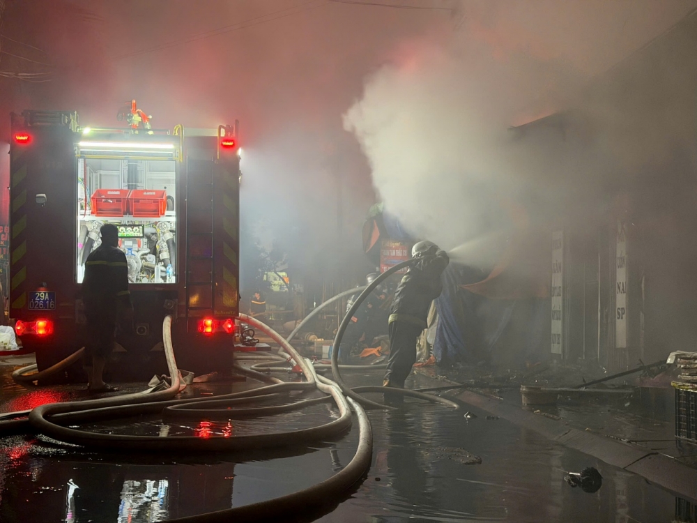 Hà Nội: Kịp thời khống chế, dập tắt vụ cháy tại Chợ Xanh lúc rạng sáng