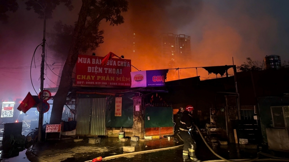 Hà Nội: Kịp thời khống chế, dập tắt vụ cháy tại Chợ Xanh lúc rạng sáng