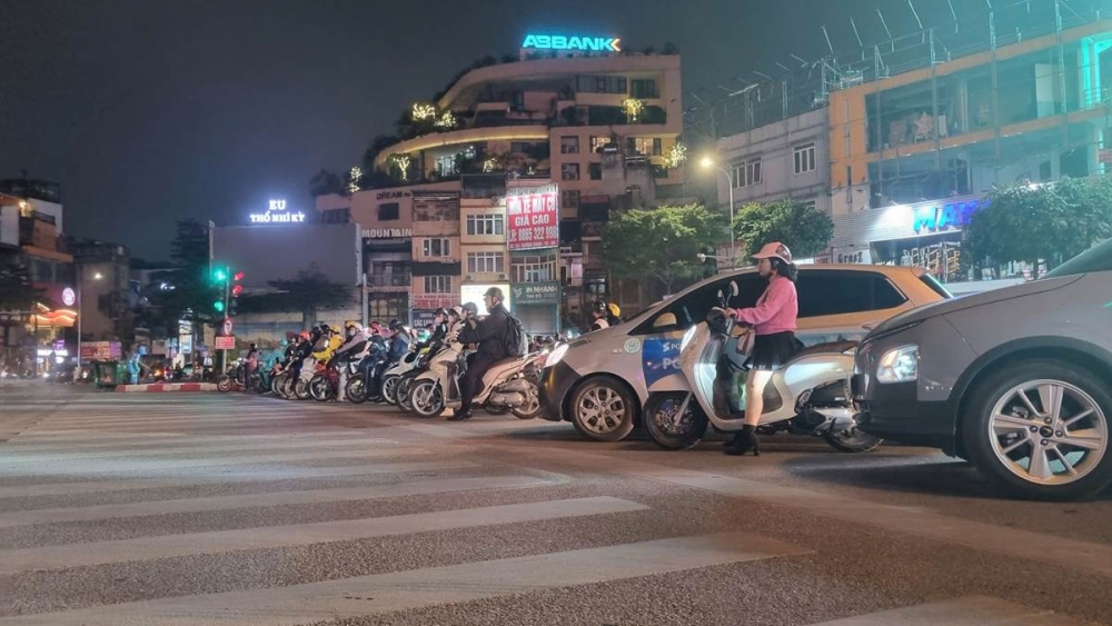 Công an Hà Nội giữ vững bình yên cho người dân vui đêm Noel 2025