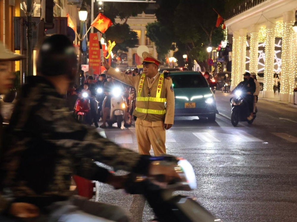 Công an Hà Nội giữ vững bình yên cho người dân vui đêm Noel 2025