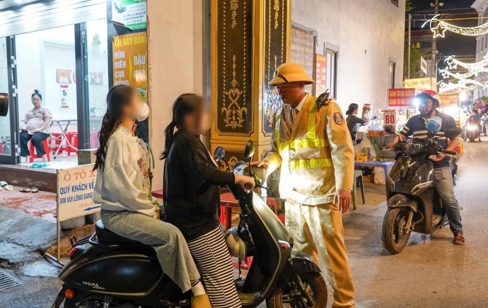 Công an Hà Nội giữ vững bình yên cho người dân vui đêm Noel 2025