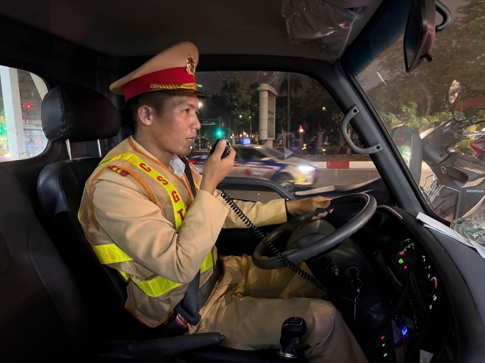 Công an Hà Nội giữ vững bình yên cho người dân vui đêm Noel 2025