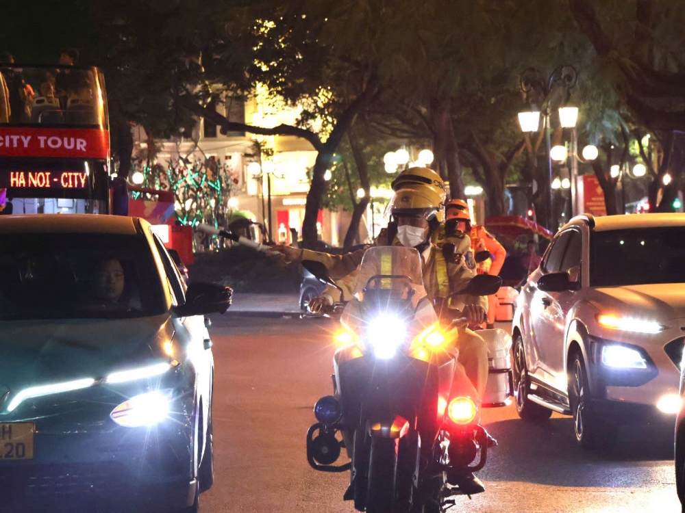 Công an Hà Nội giữ vững bình yên cho người dân vui đêm Noel 2025