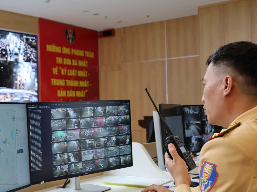 Công an Hà Nội giữ vững bình yên cho người dân vui đêm Noel 2025