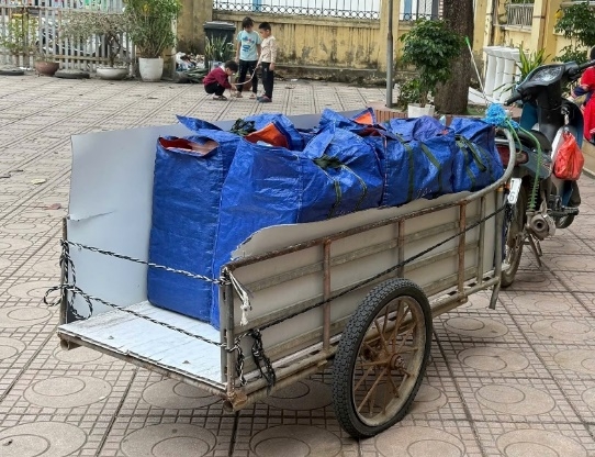 Hà Nội: Công ty Nhật Anh dùng xe bò cải tiến để vận chuyển suất ăn vào trường học