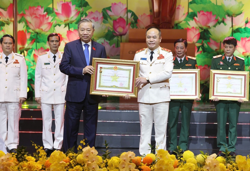 Công an Hà Nội mừng công đón nhận danh hiệu Anh hùng lực lượng vũ trang nhân dân