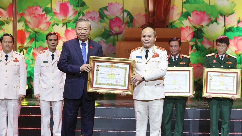 Công an Hà Nội mừng công đón nhận danh hiệu Anh hùng lực lượng vũ trang nhân dân