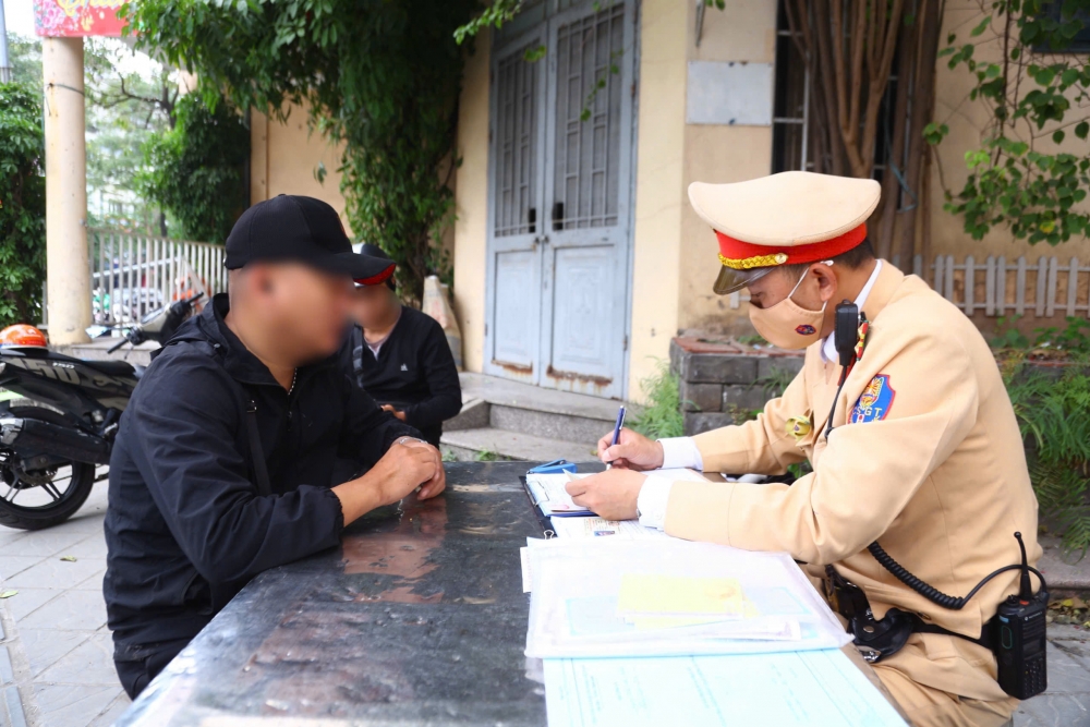 Hà Nội: “Mắt thần” AI phát hiện loạt xe che, dán biển số, dùng điện thoại khi lái xe