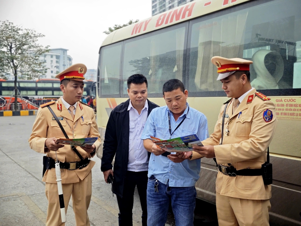 Hà Nội: CSGT kiểm soát chặt các bến xe, tuyến cửa ngõ ra vào Thủ đô
